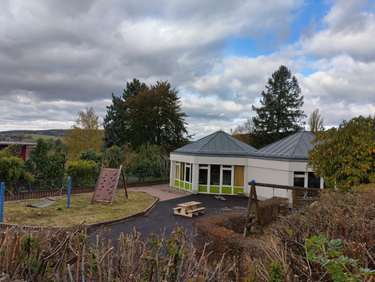 Leerstand Kita-Gebäude Bienenschwarm trotz Warteliste – die Grüne Fraktion fragt nach